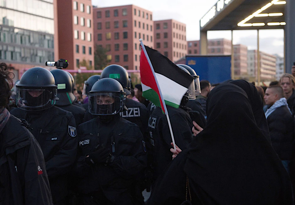 Polizisten sind bei einer verbotenen Pro-Palästina-Demonstration am Potsdamer Platz in Berlin im Einsatz.  