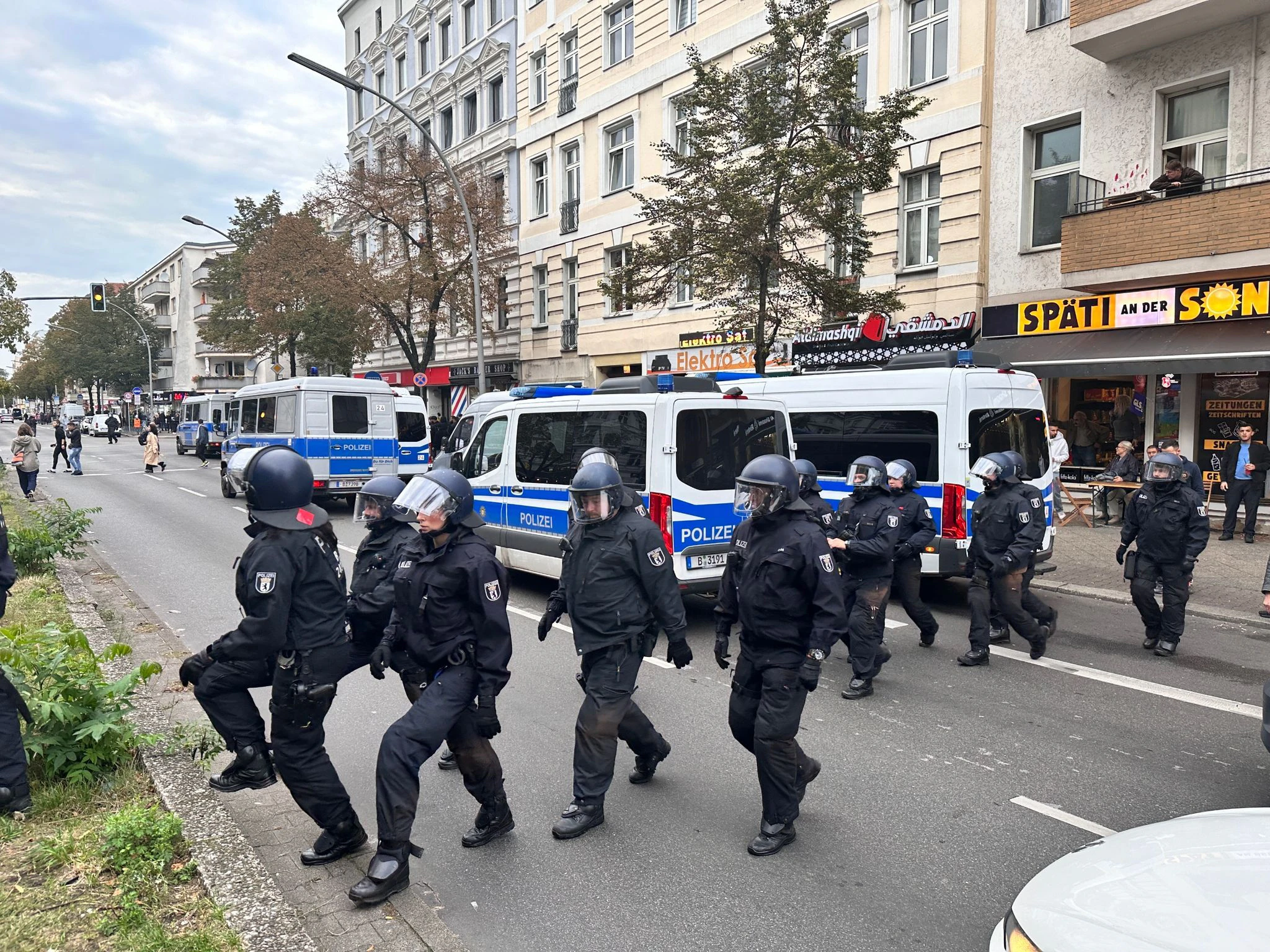Polizisten zeigen in Berlin-Neukölln Präsenz.  