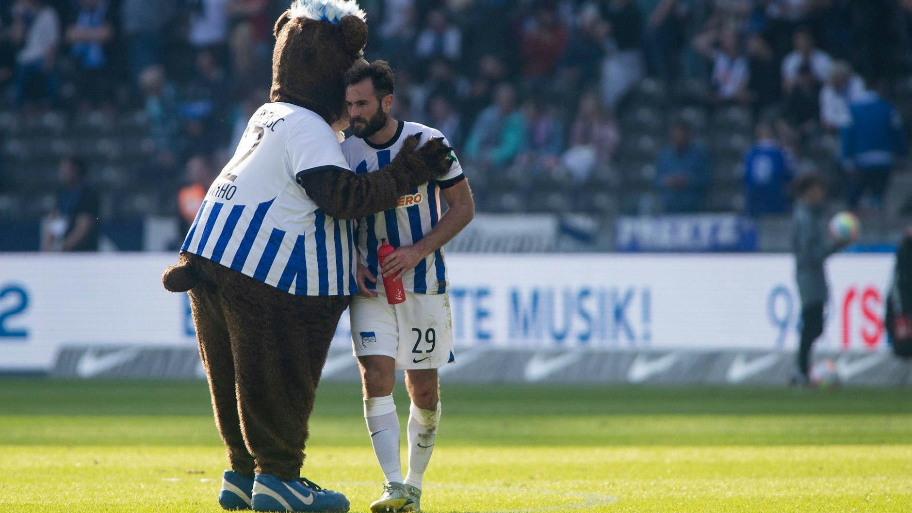 Nach dem Abstieg mit Hertha BSC wurde Lucas Tousart von Maskottchen Herthinho getröstet.