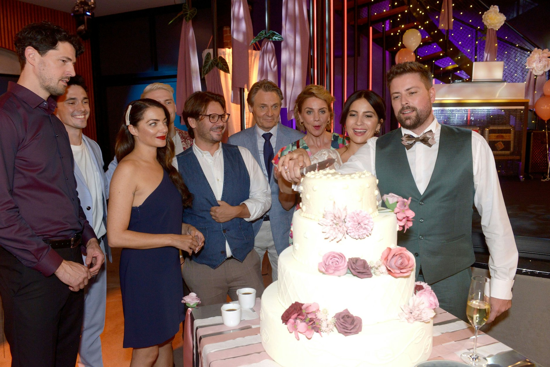 Szene aus GZSZ: Nach der Hochzeit von Laura und John kommt es zu einer traurigen Trennung.