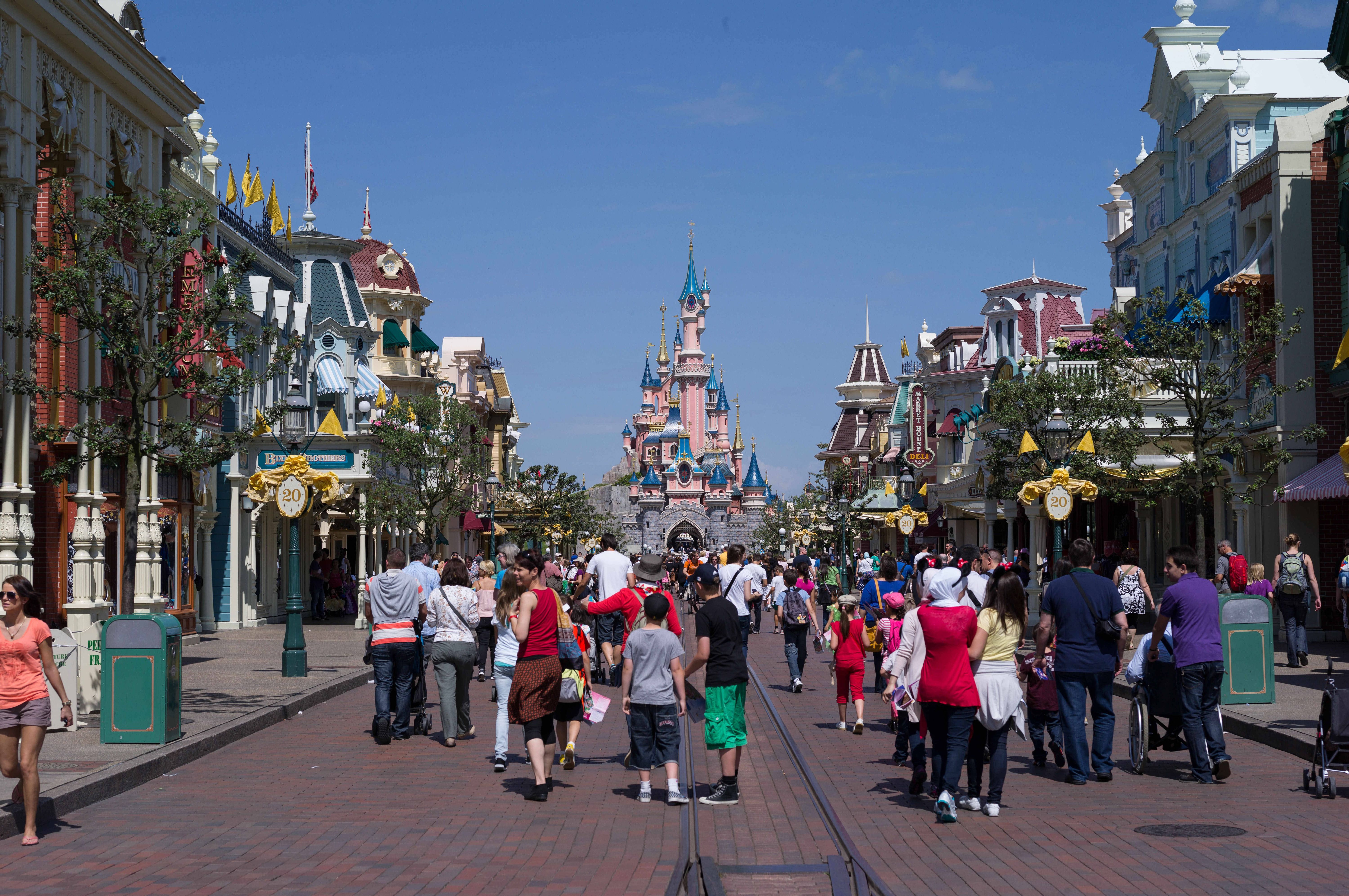 Zug des EU-Parlaments fährt nach Disneyland statt Straßburg