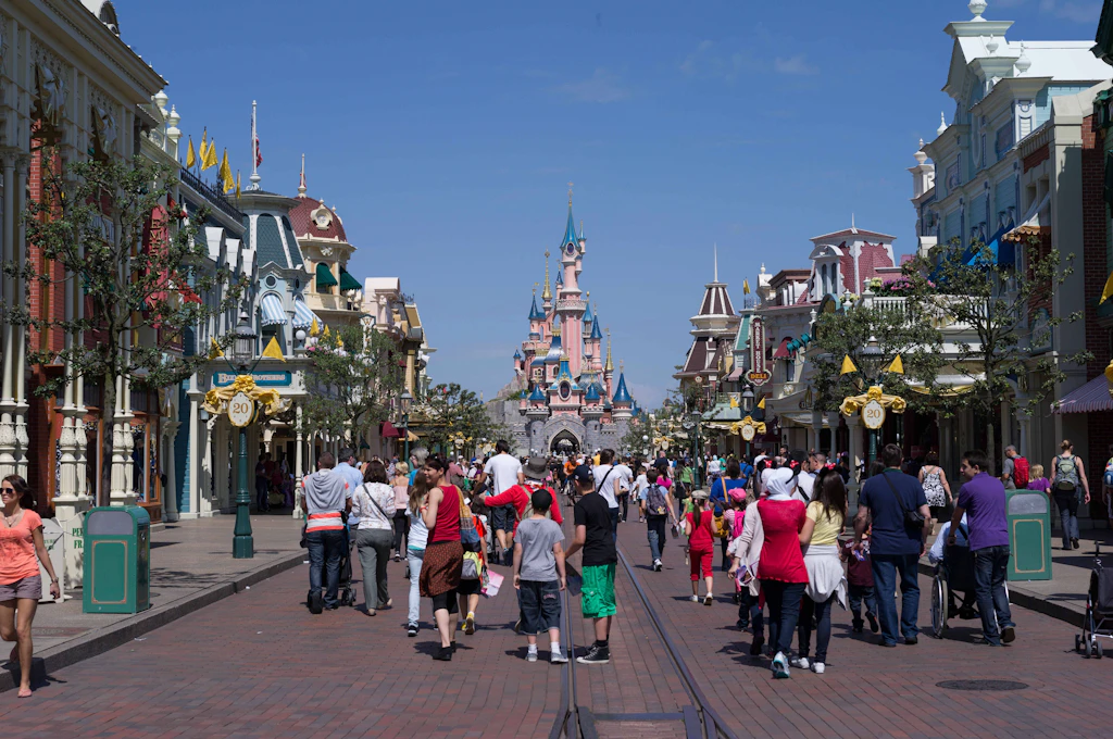Zug des EU-Parlaments fährt nach Disneyland statt Straßburg