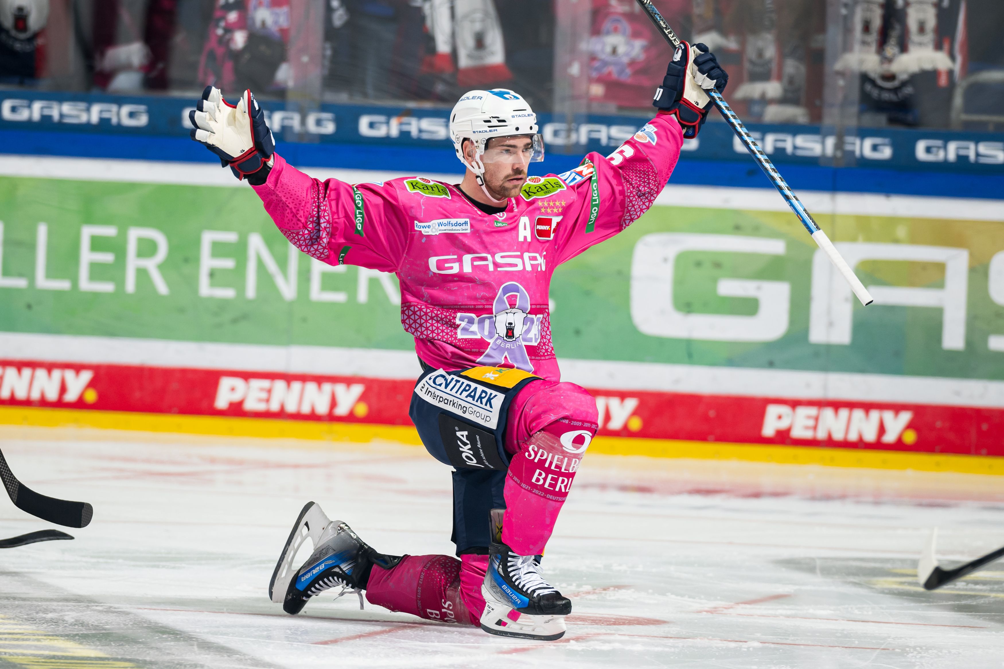 Image - Eisbär Marcel Noebels tierisch gut: Erst Henne, dann Hecht