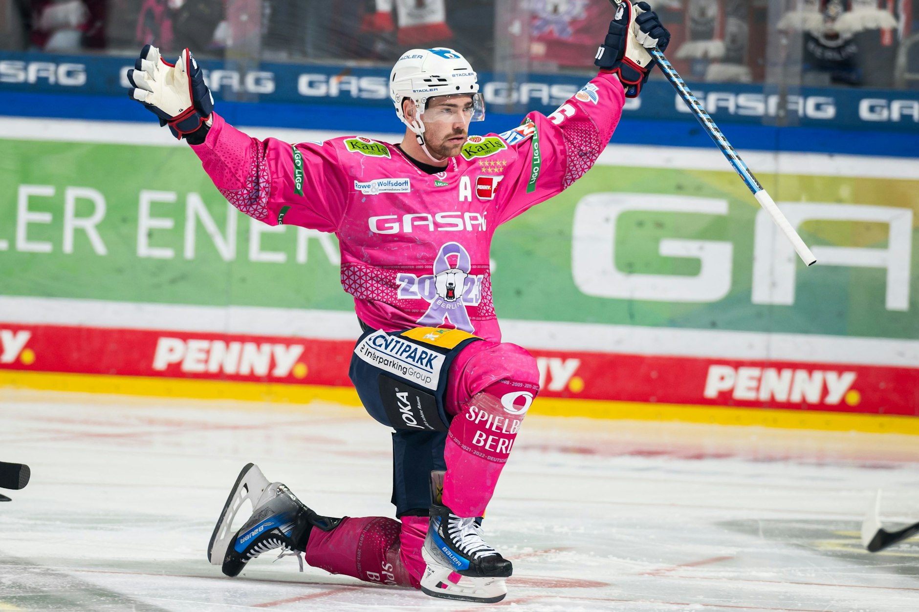 Nachdem er artistisch das 3:1 gegen München erzielt hat, bejubelt Eisbär Marcel Noebels&nbsp;das Tor wie ein Triumphator und lässt sich von den Fans feiern.
