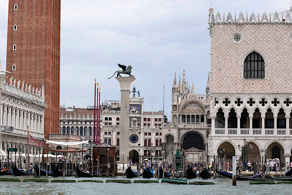 ARCHIV - Blick vom Wasser auf den Markusplatz: In Venedig ist es erneut zu einem Busunglück gekommen. (Symbolbild)  