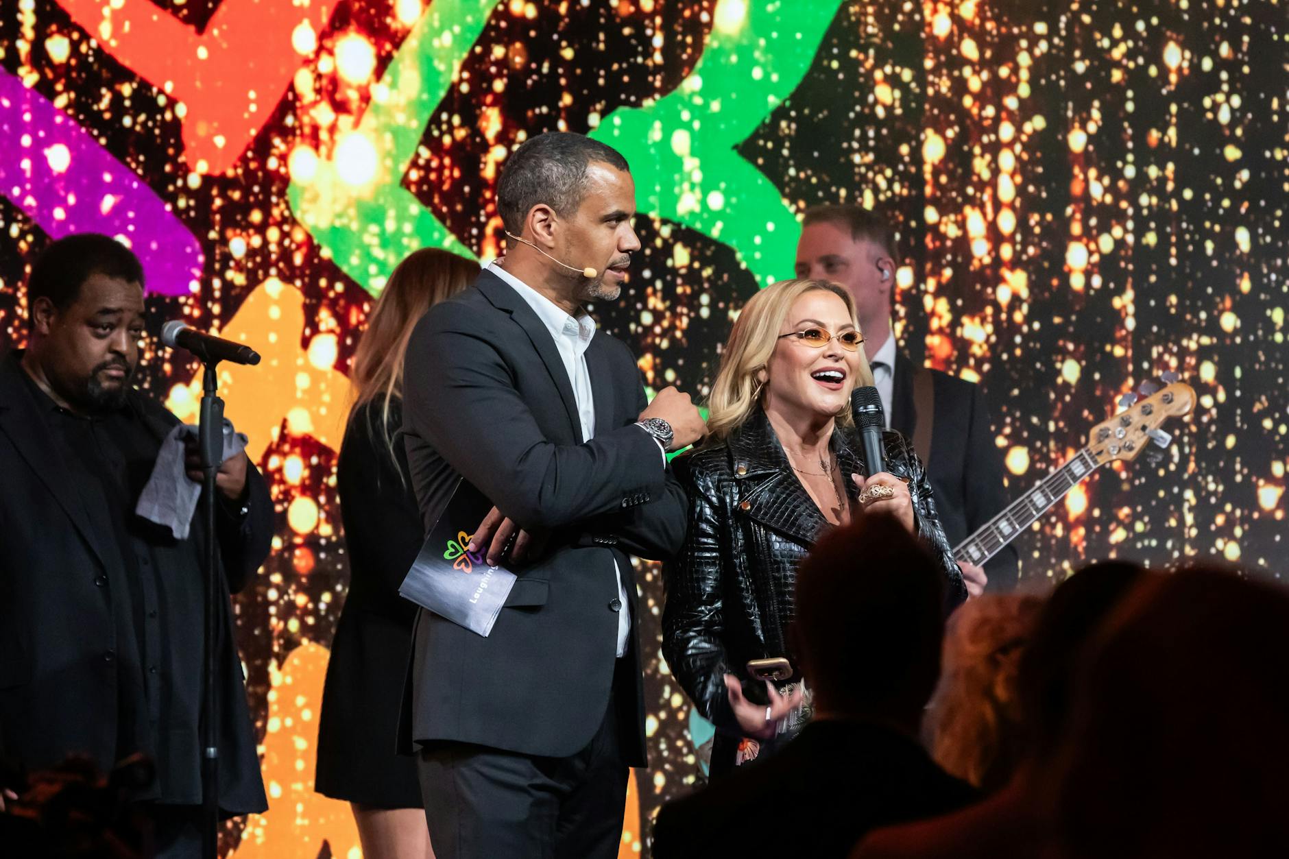 Patrice Bouédibéla und Anastacia auf der Bühne der Laughing Hearts Charity Gala