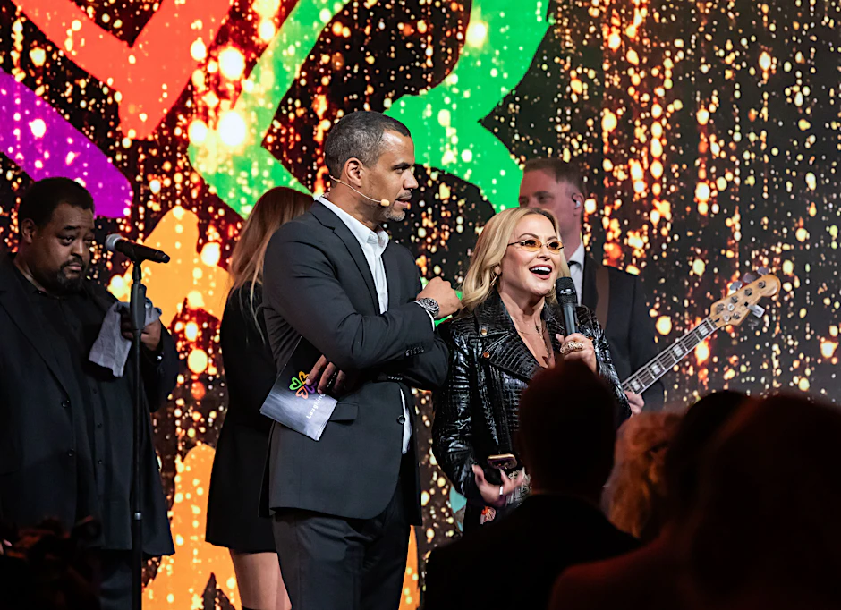 Patrice Bouédibéla und Anastacia auf der Bühne der Laughing Hearts Charity Gala