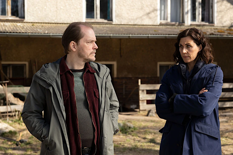 HANDOUT - Teo Kromann (Godehard Giese) und Maria Voss (Nina Kunzendorf) in einer Szene des TV-Dramas «Das Mädchen von früher».  