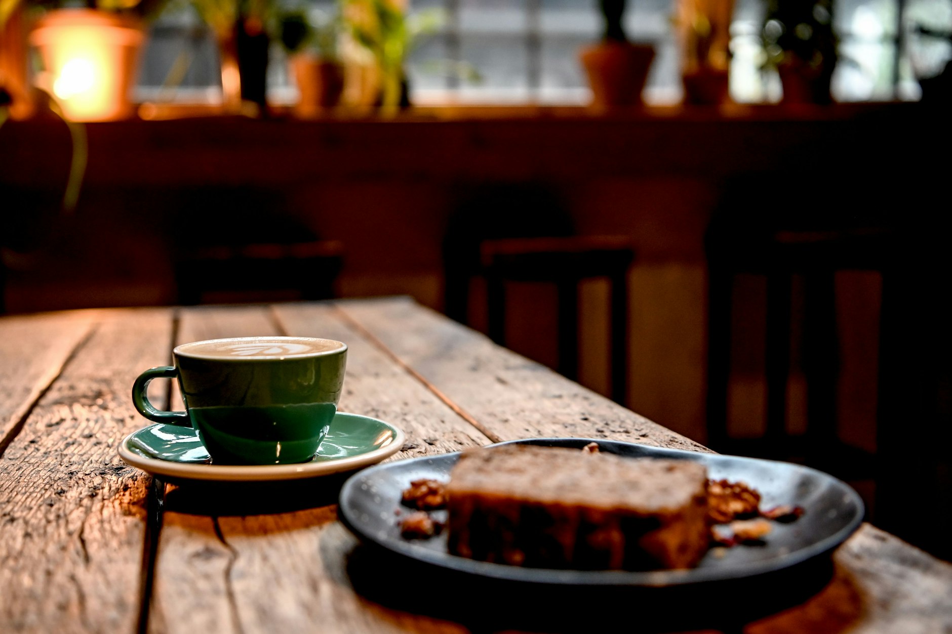 Kaffee und Kuchen in einem Café in Berlin. Ohne Englisch wird das Bestellen oft schwierig.