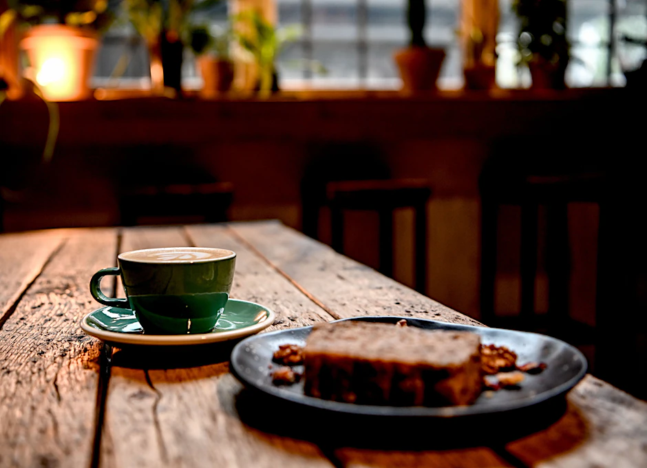 Kaffee und Kuchen in einem Café in Berlin. Ohne Englisch wird das Bestellen oft schwierig.