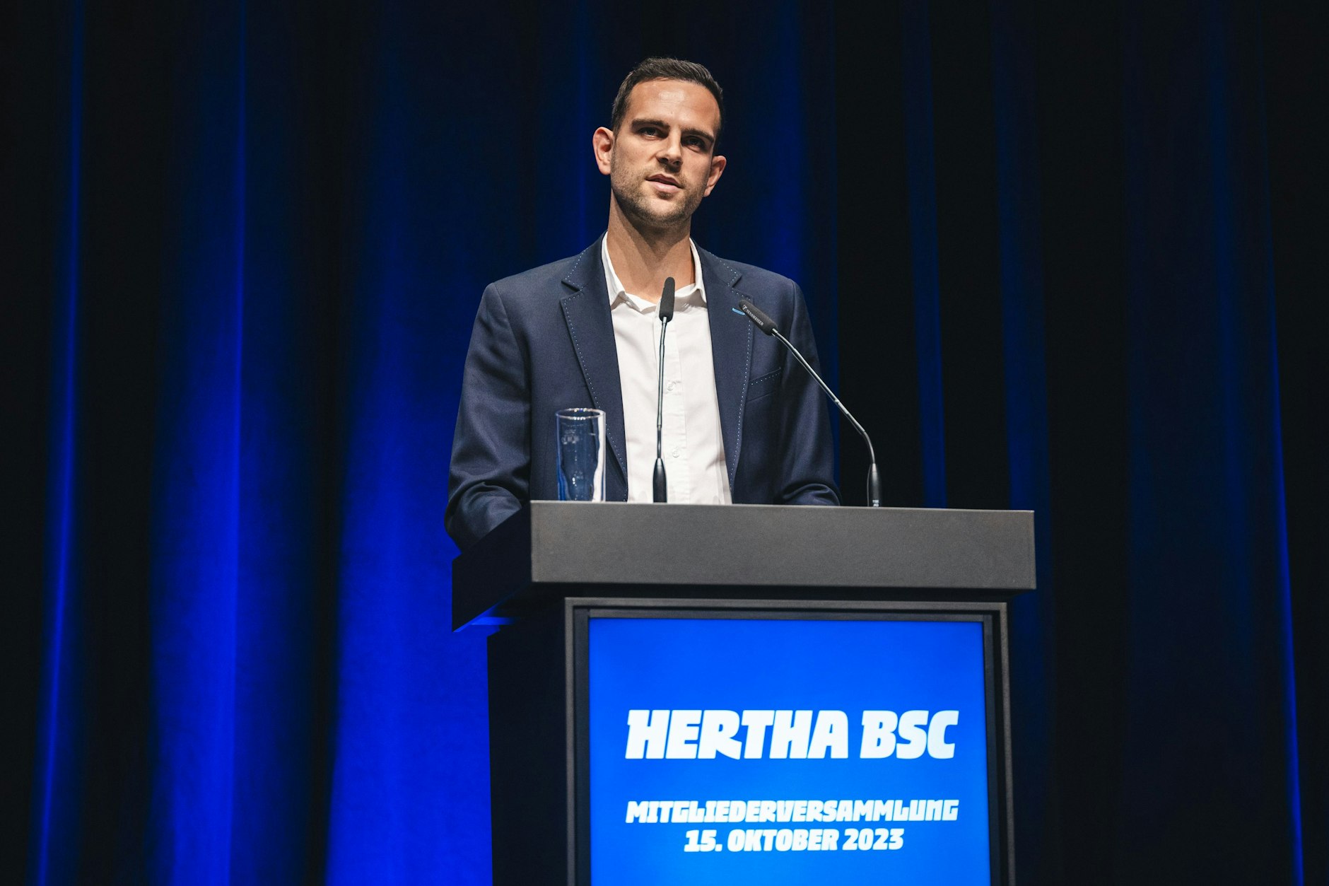 Herthas Torwart Marius Gersbeck stellte sich nach dem Prügelskandal in Österreich vor drei Monaten den Mitgliedern und entschuldigte sich.