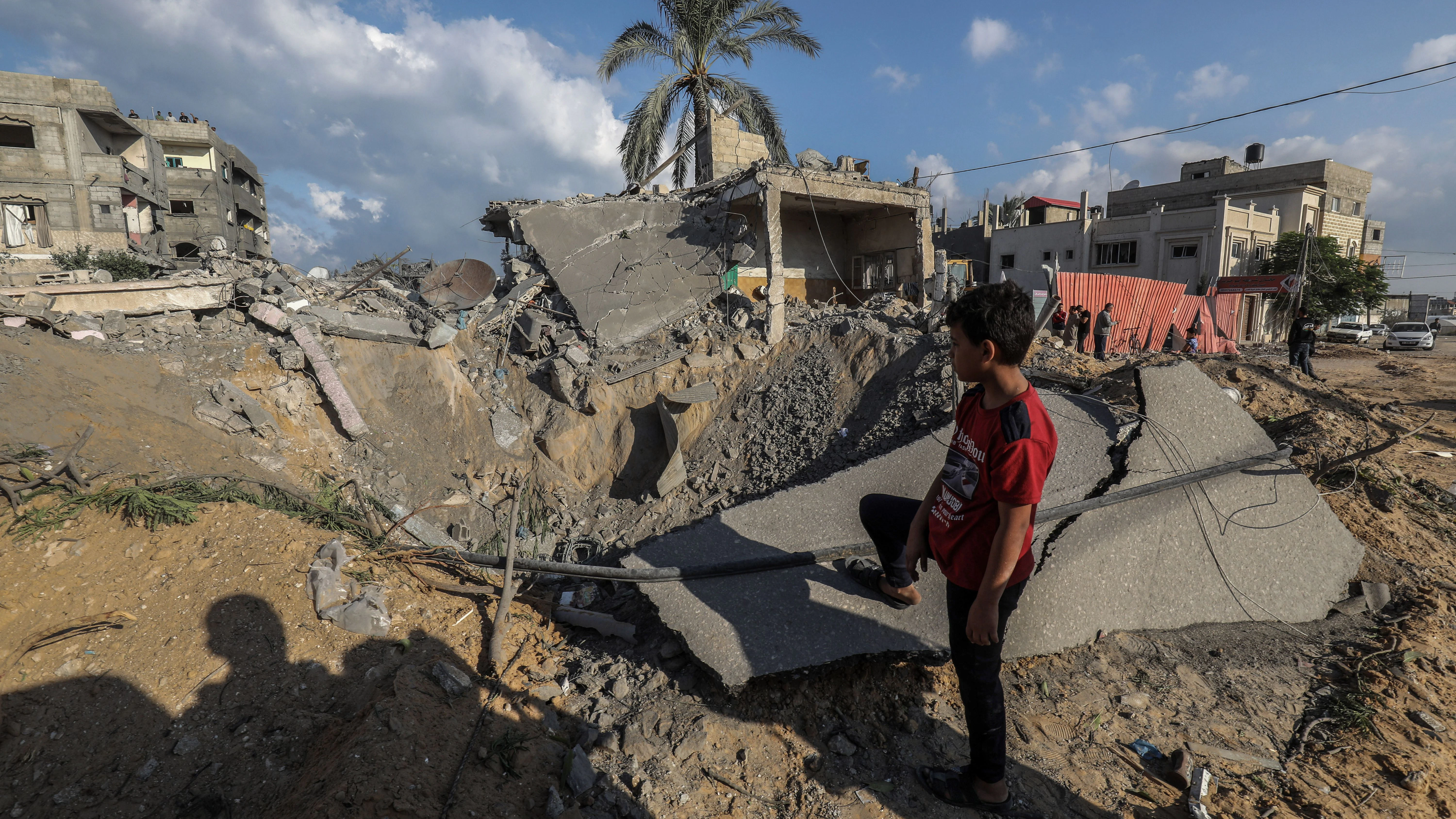 Ein palästinensischer Junge steht vor einem durch einen israelischen Luftangriff zerstörten Haus.