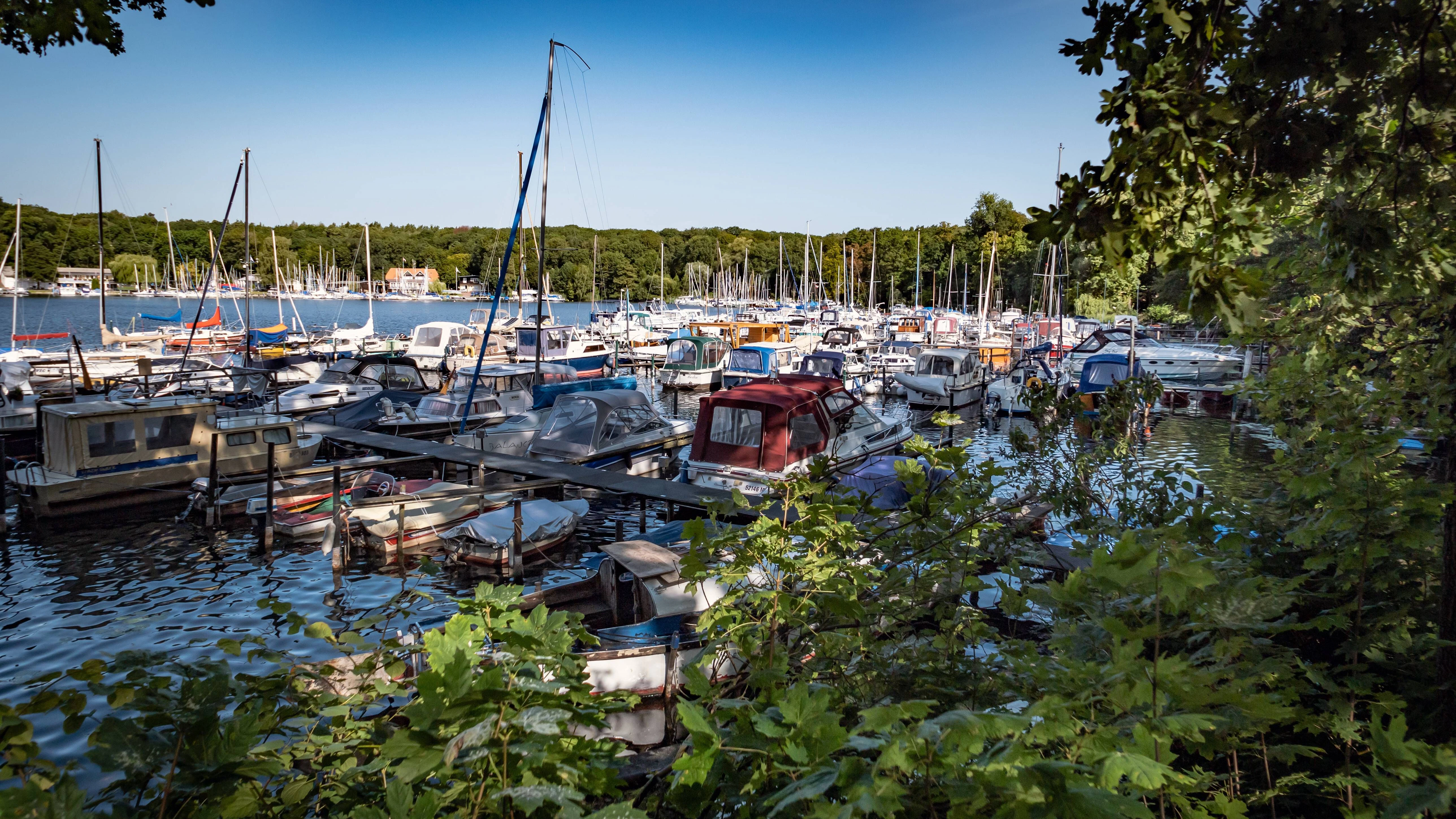 Boote ankern an einer Marina am Tegeler See.&nbsp;