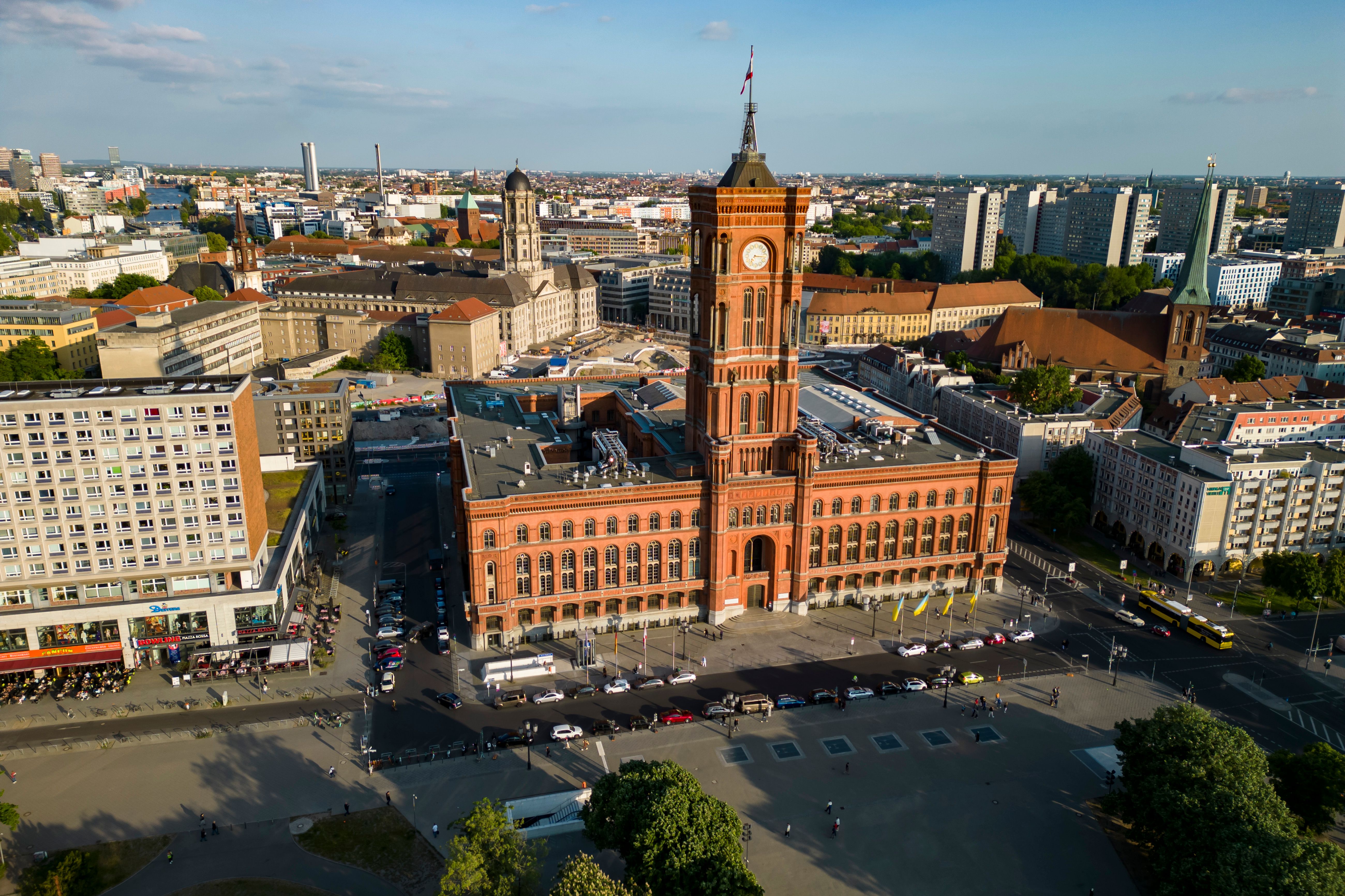 250 Frauen, mehr als 40 Sprachen: Kai Wegner empfängt Stadtteilmütter im Roten Rathaus