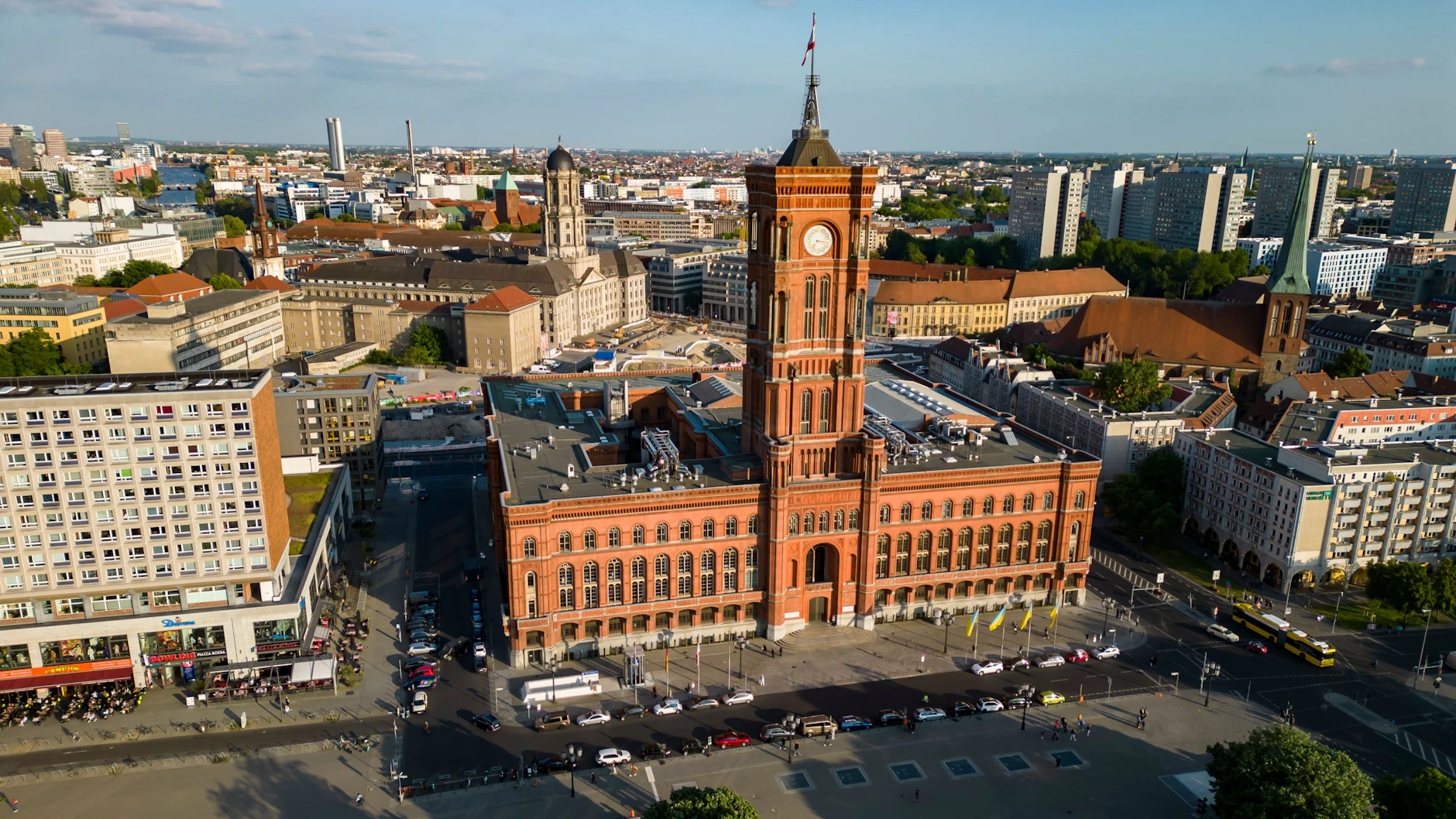 250 Frauen, mehr als 40 Sprachen: Kai Wegner empfängt Stadtteilmütter im Roten Rathaus