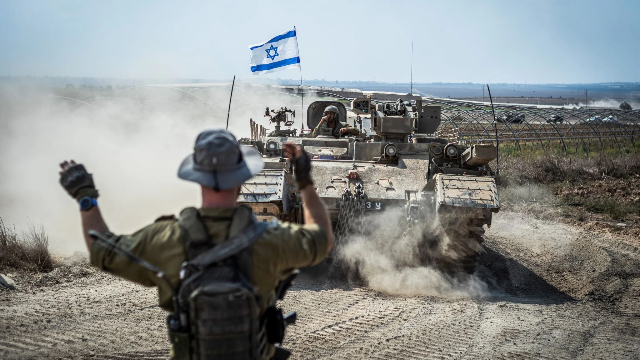 Israelische Panzer in der Nähe der Grenze zwischen Israel und Gaza. Sie bereiten eine Bodenoffensive vor.