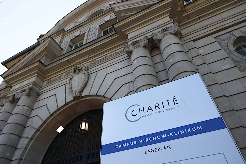 Eingang zum Charité-Campus Virchow-Klinikum am Augustenburger Platz. Hier soll der Herzarzt gearbeitet haben, der wegen Totschlags nun vor Gericht steht.