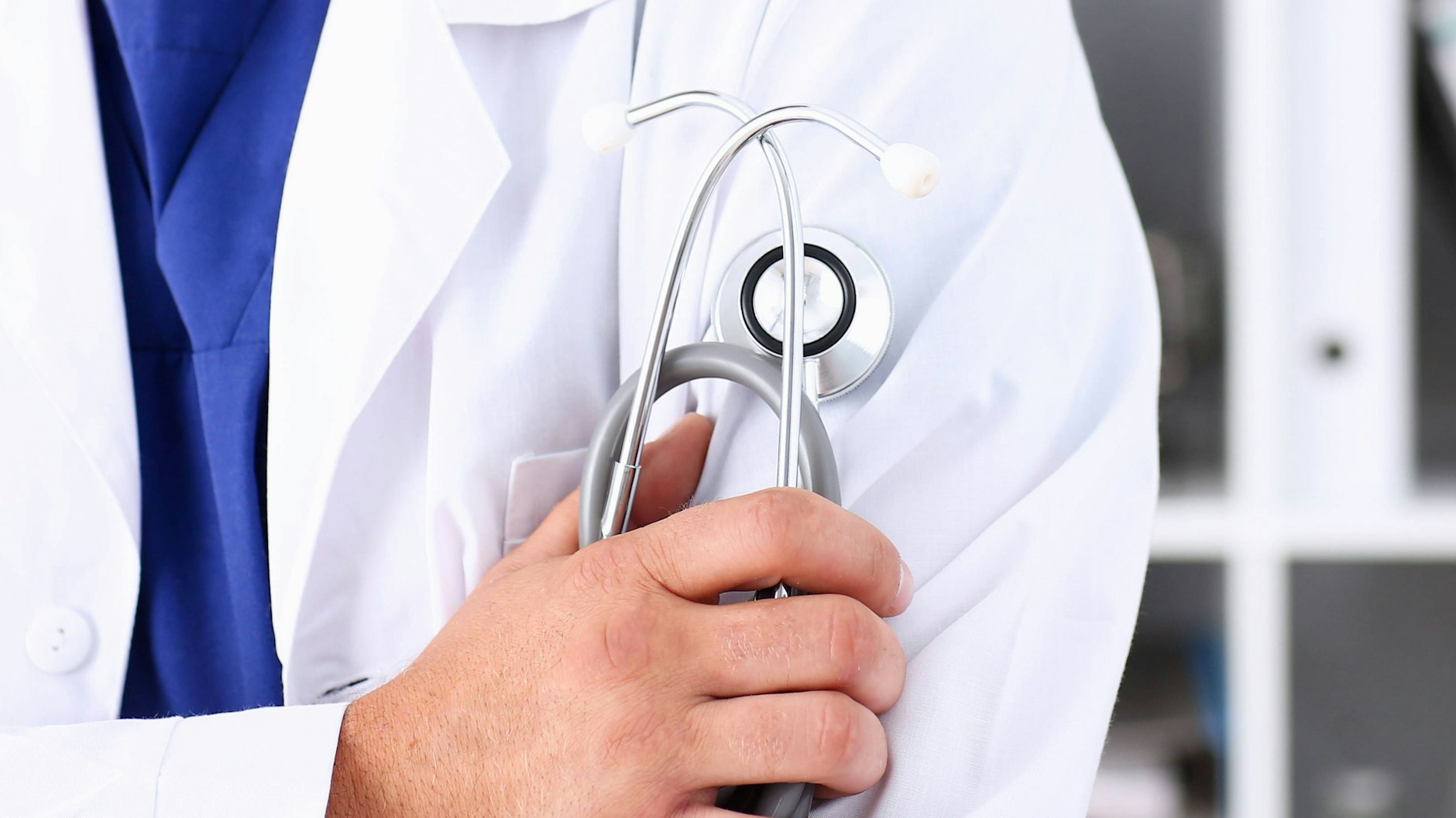 Einem Herzarzt der Charité wird vorgeworfen, zwei Patienten mit einer Medikamentendosis getötet zu haben (Symbolbild).