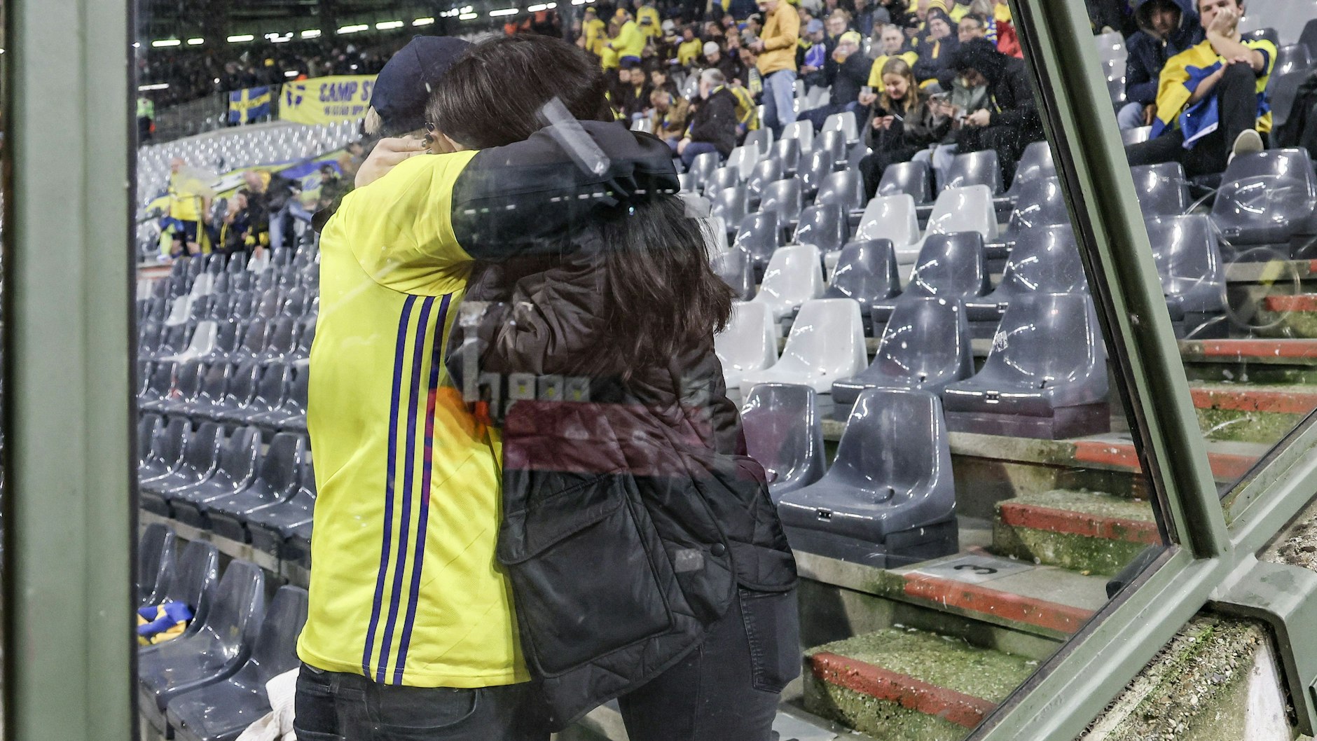 Entsetzen im Stadion: Schwedische Fans trösten sich. Nach den tödlichen Schüssen auf zwei Schweden in Brüssel ist das Qualifikationsspiel zur Fußball-EM zwischen Belgien und Schweden abgebrochen worden.