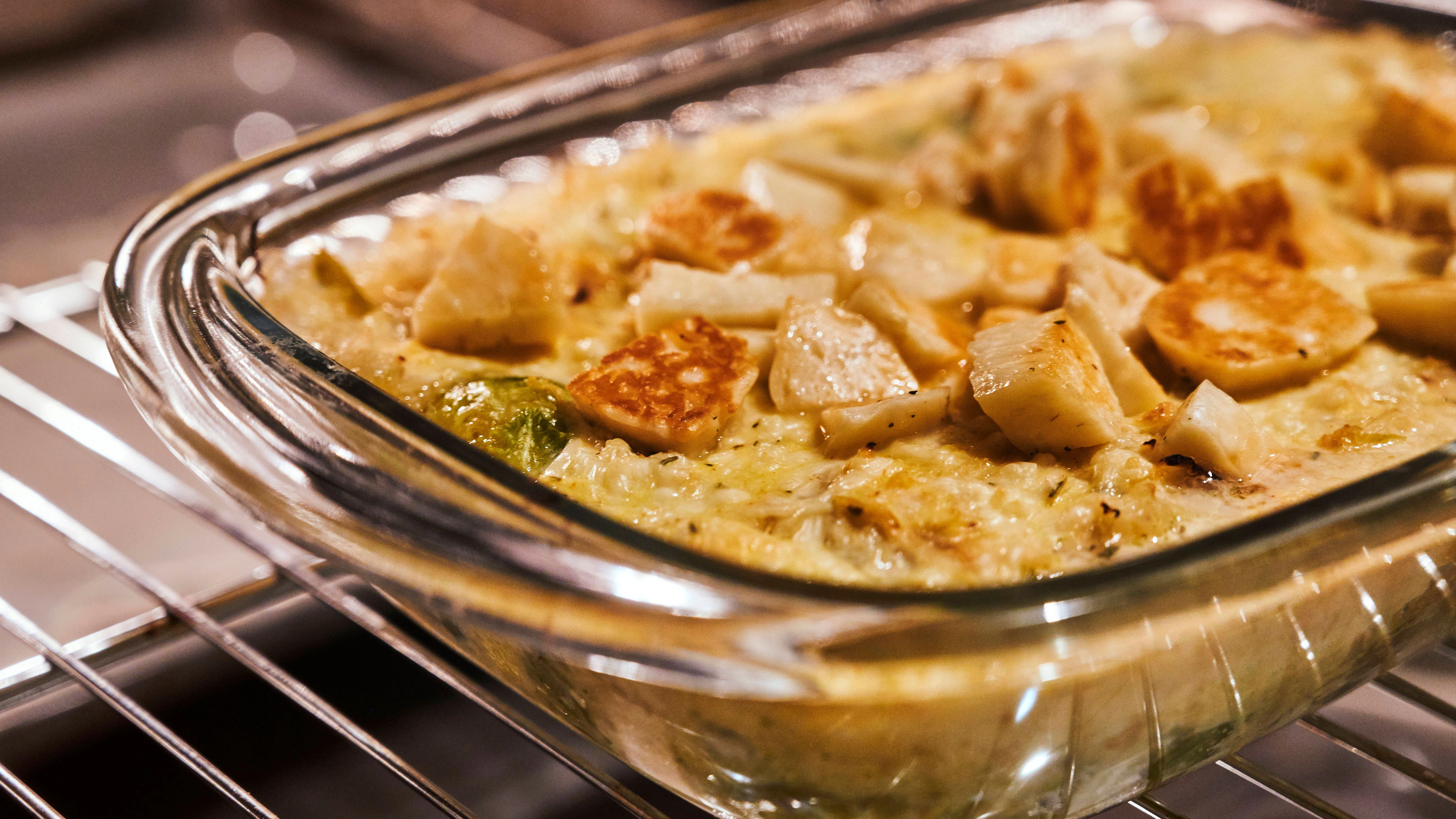 Das Rezept für Rosenkohl-Auflauf mit Hähnchen ist perfekt für ein gemütliches Beisammensein.