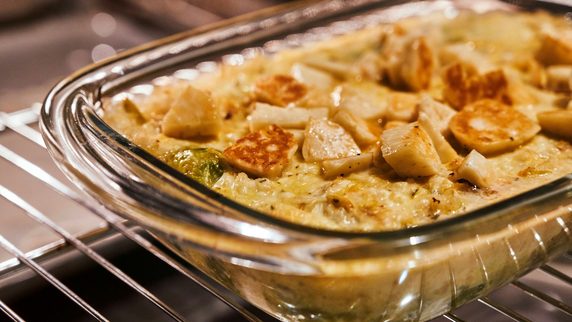 Das Rezept für Rosenkohl-Auflauf ist perfekt für ein gemütliches Beisammensein.