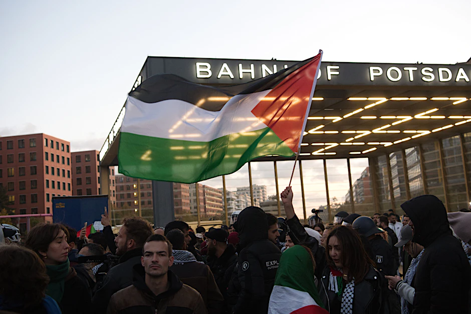 Menschen stehen bei einer verbotenen Pro-Palästina-Demonstration am Potsdamer Platz.