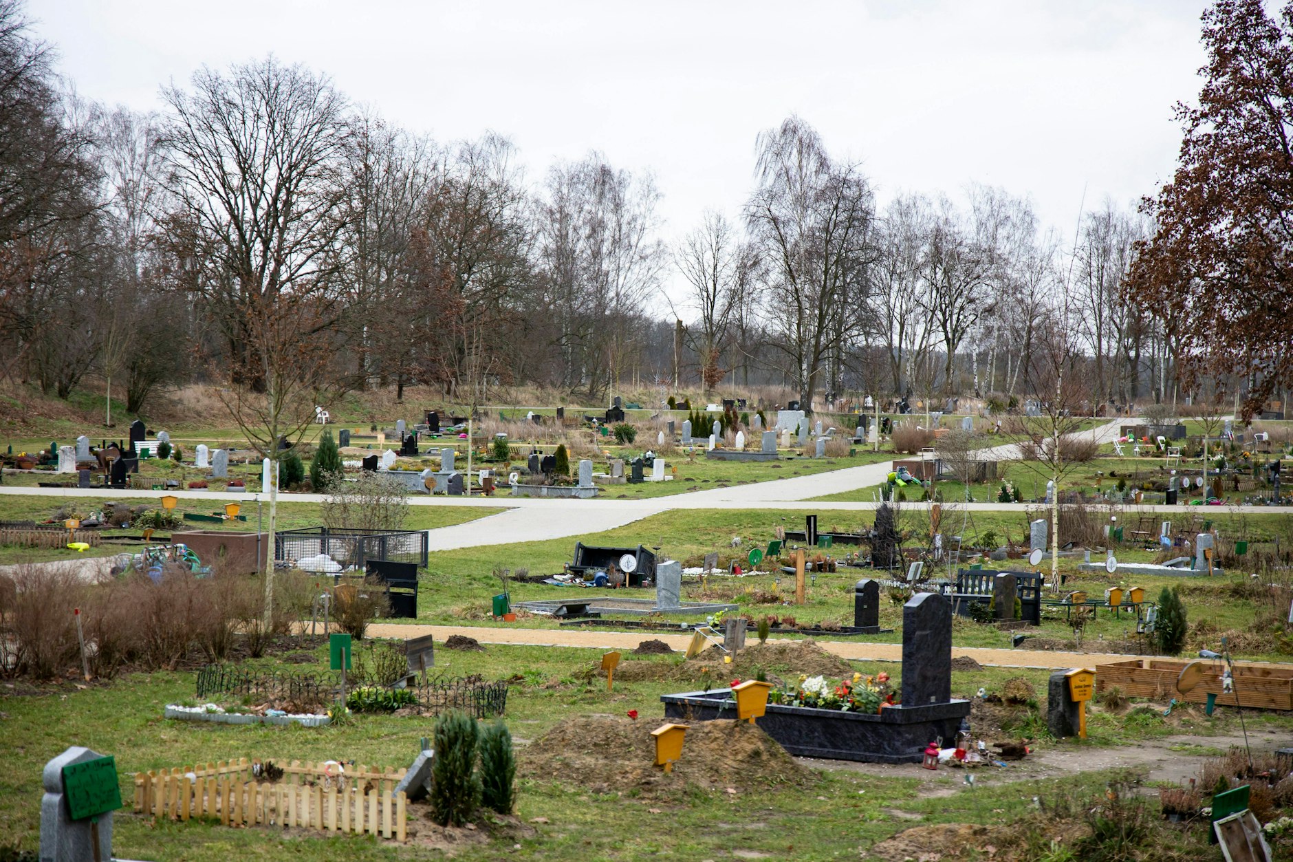 Einige Friedhöfe bieten auch islamische Beisetzungen an. Hier: Der islamische Bereich des Landschafts-Friedhofs Gatow in Spandau.