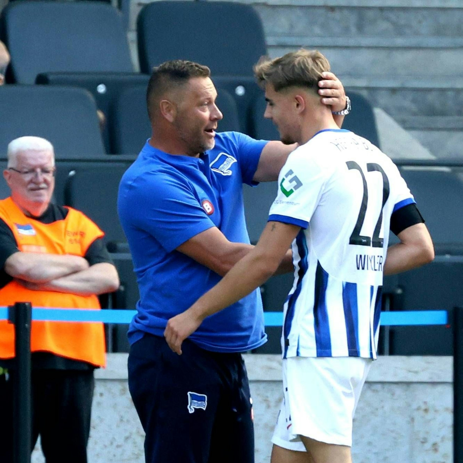 Hertha-Trainer Pal Dardai umarmt Shooting-Star Marten Winkler. Der Coach baut voll auf den rechten Flügelflitzer.