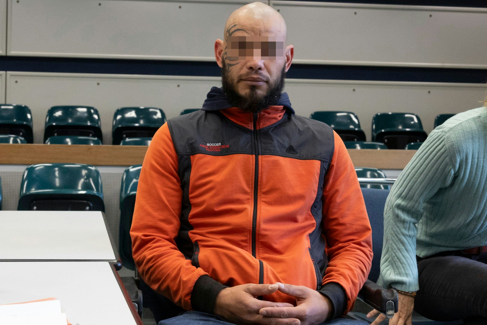 Florin-Marian P. sitzt im Gerichtssaal. 