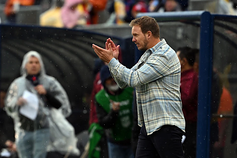 Deutschlands Bundestrainer Julian Nagelsmann applaudiert das Tor zum 1:2.  