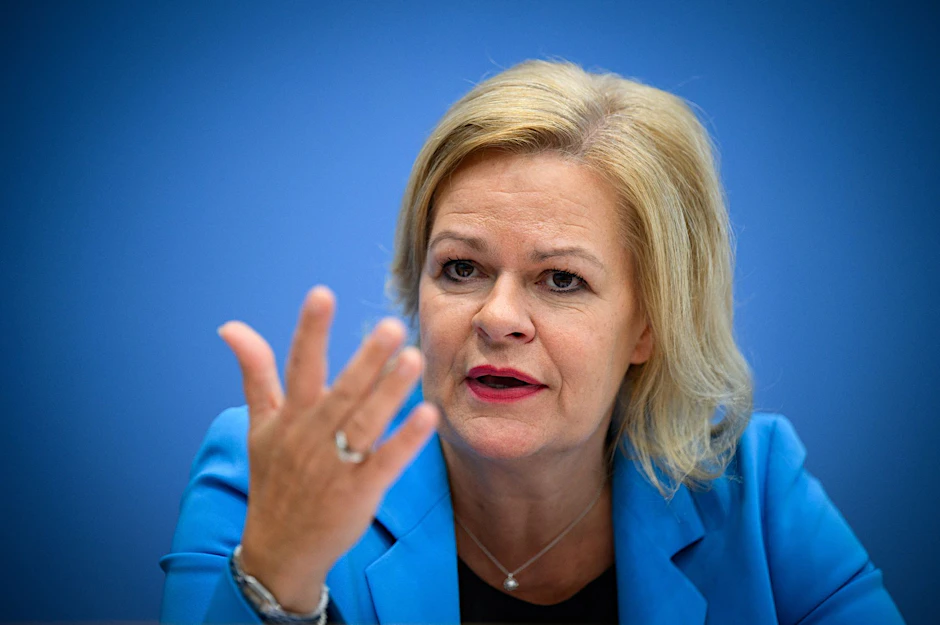 Nancy Faeser denkt über Möglichkeiten zur Ausweisung von Hamas-Unterstützern nach.  