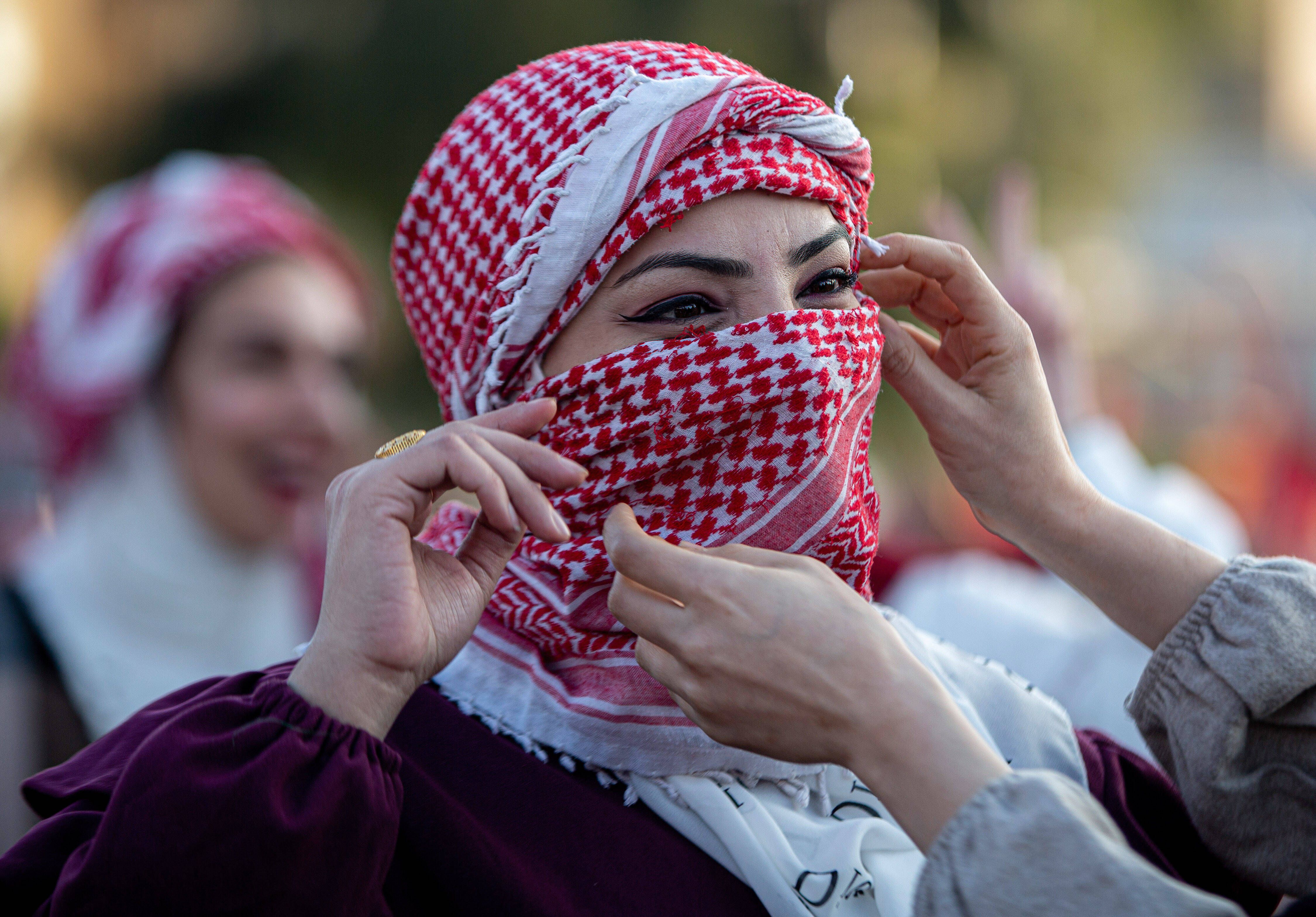 Palästina-Tuch an Berliner Schulen verboten? Die Kufiya: ein politisch brisantes Stück Stoff