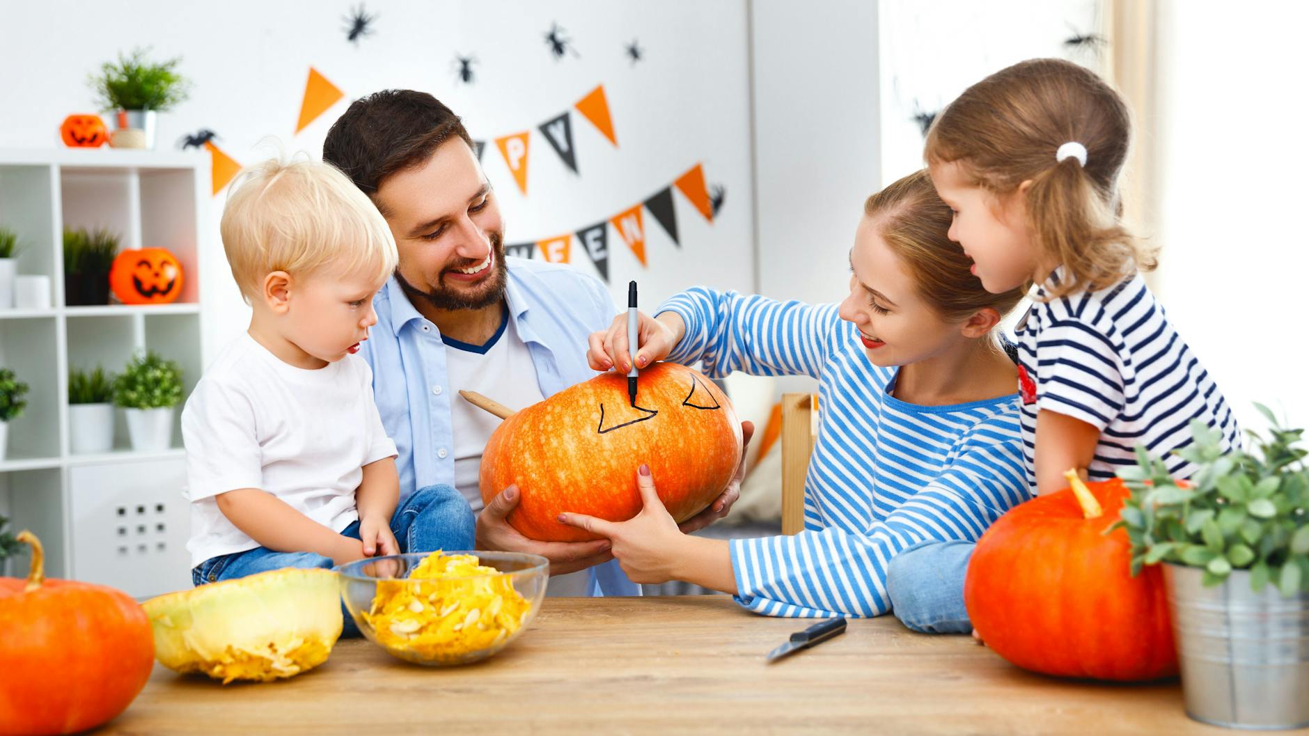 Kürbisse schnitzen ist ein großer Spaß für die ganze Familie.
