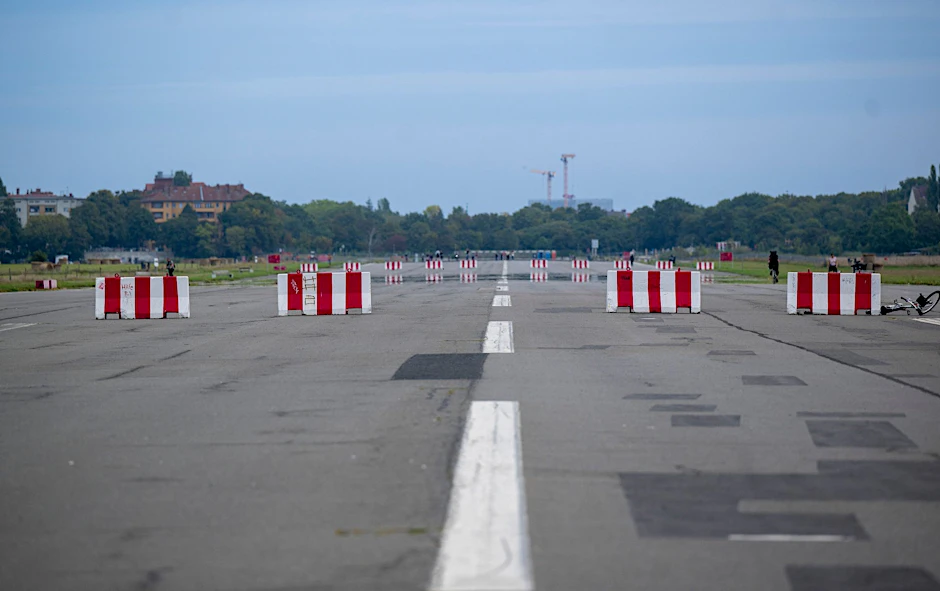 Das Gelände des ehemaligen Flughafens Tempelhof darf eigentlich nicht bebaut werden.