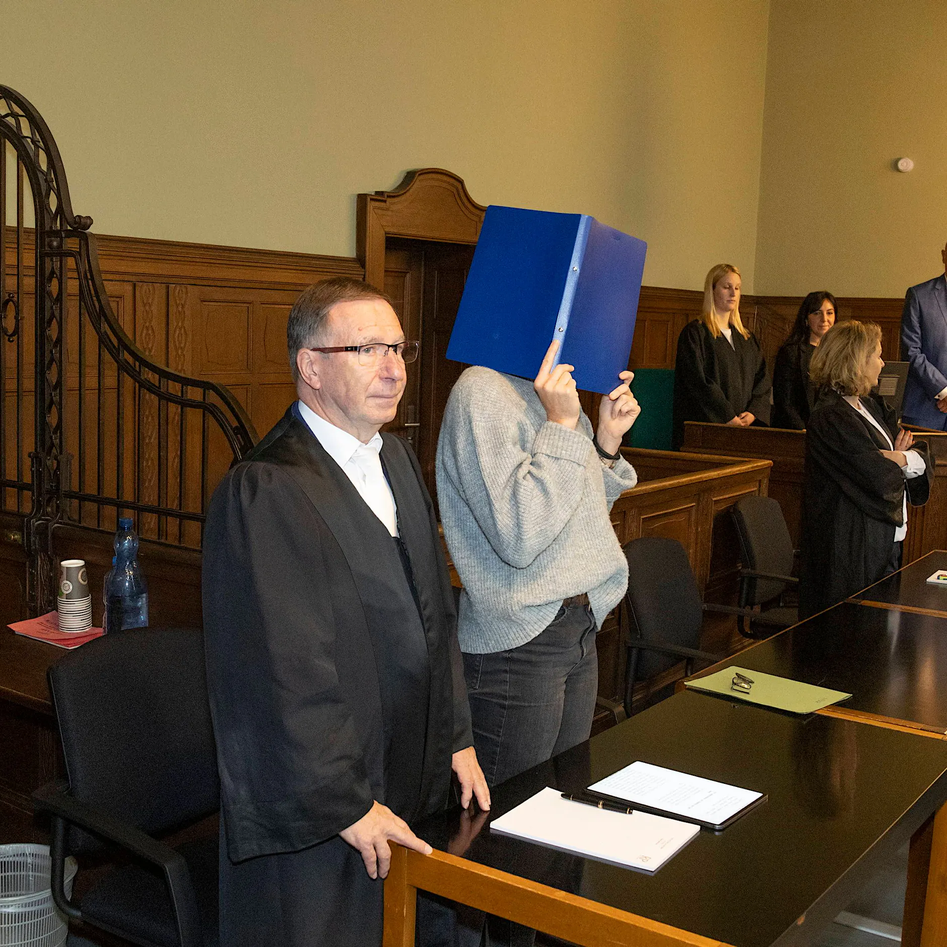 Charité-Arzt schweigt am ersten Prozesstag – hat er zwei Menschen zu Tode gespritzt?