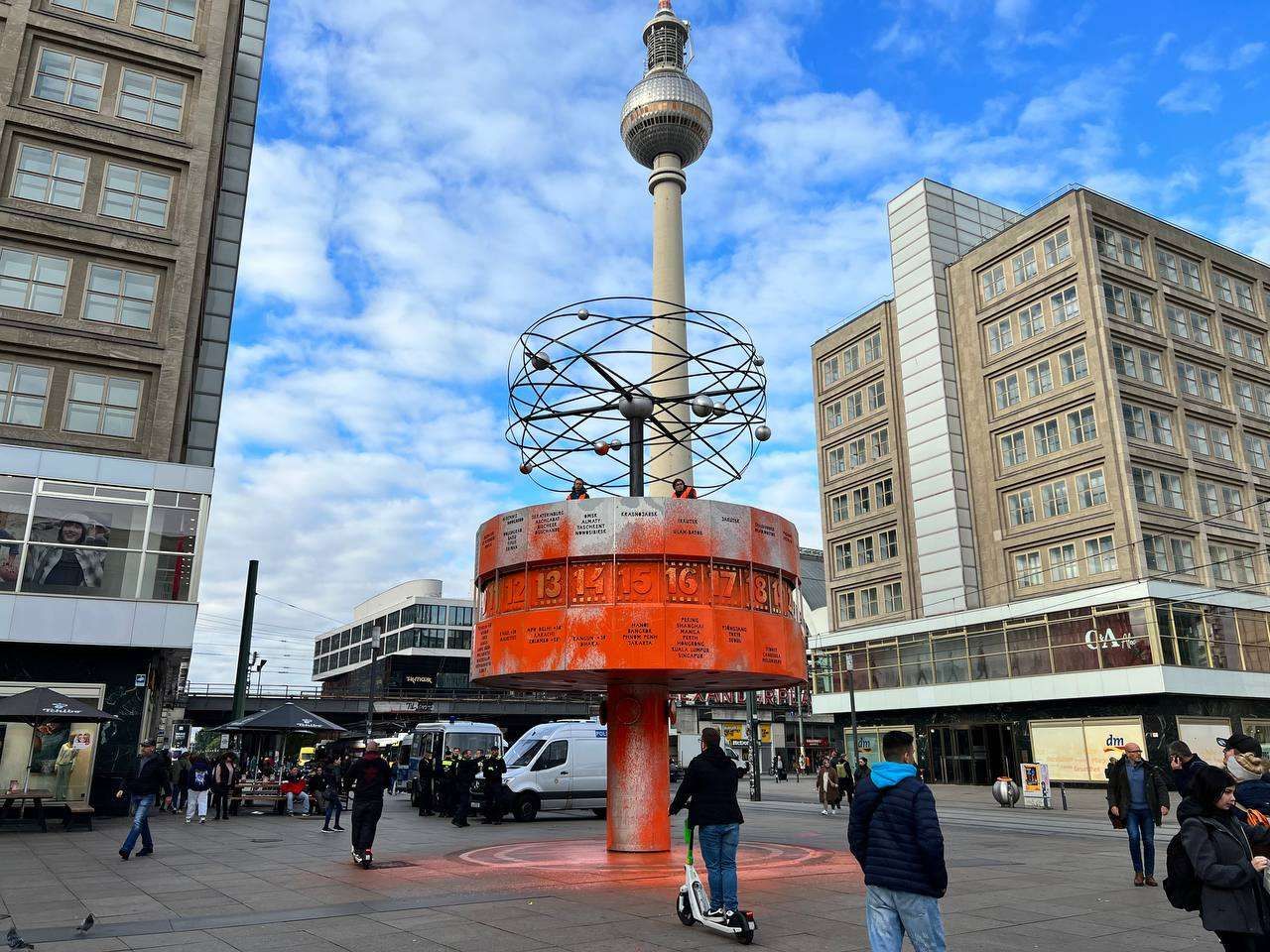 Berlin: Letzte Generation Blockiert A100, Weltzeituhr Mit Farbe Besprüht