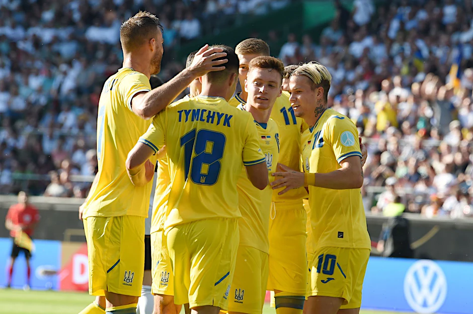 ARCHIV - Das ukrainische Nationalteam trifft in Leverkusen auf Italien.  