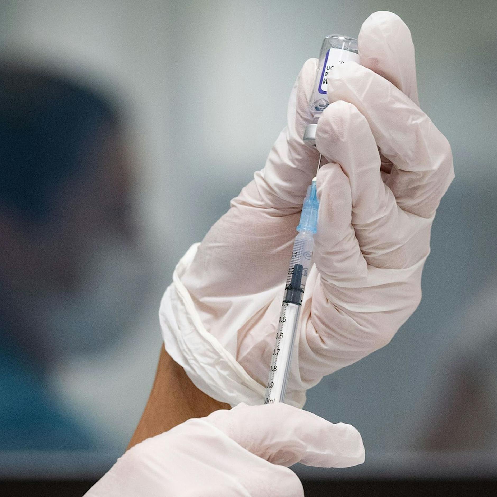 Corona-Impfung: Wirksam oder schädlich? Eine Debatte über Nutzen und Risiko