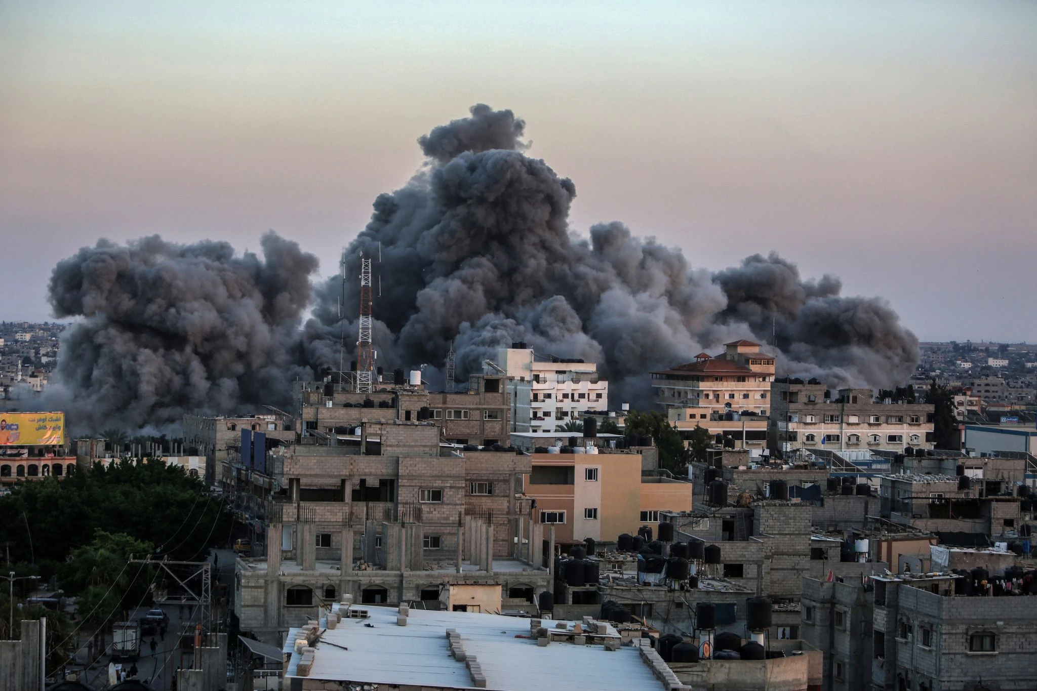 Rauchschwaden steigen nach israelischen Luftangriffen über dem Gazastreifen auf.  