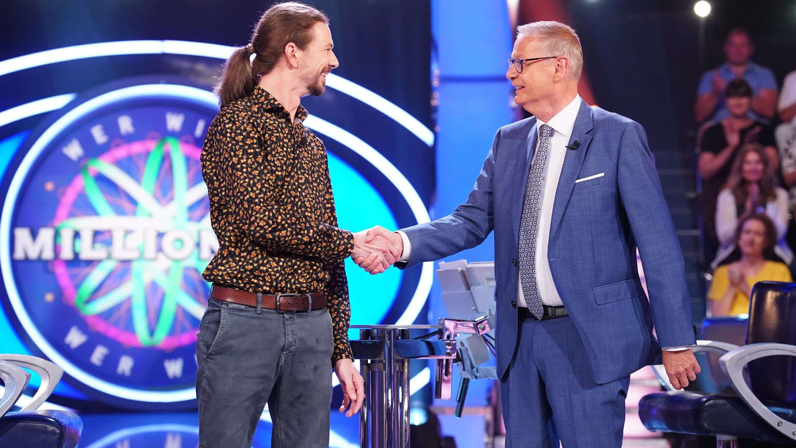 Kandidat Florian Kornett aus Berlin mit Günther Jauch im Studio von „Wer wird Millionär“
