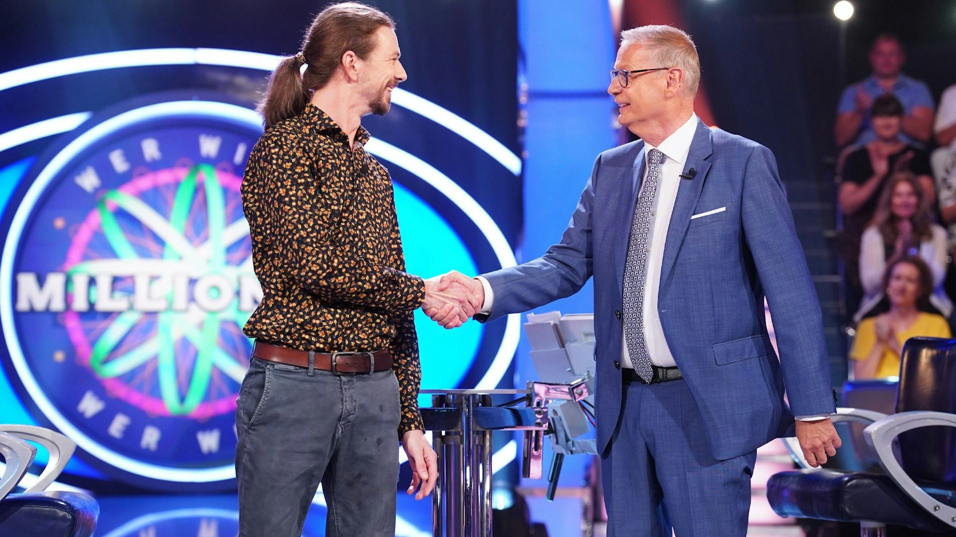 Kandidat Florian Kornett aus Berlin mit Günther Jauch im Studio von „Wer wird Millionär“