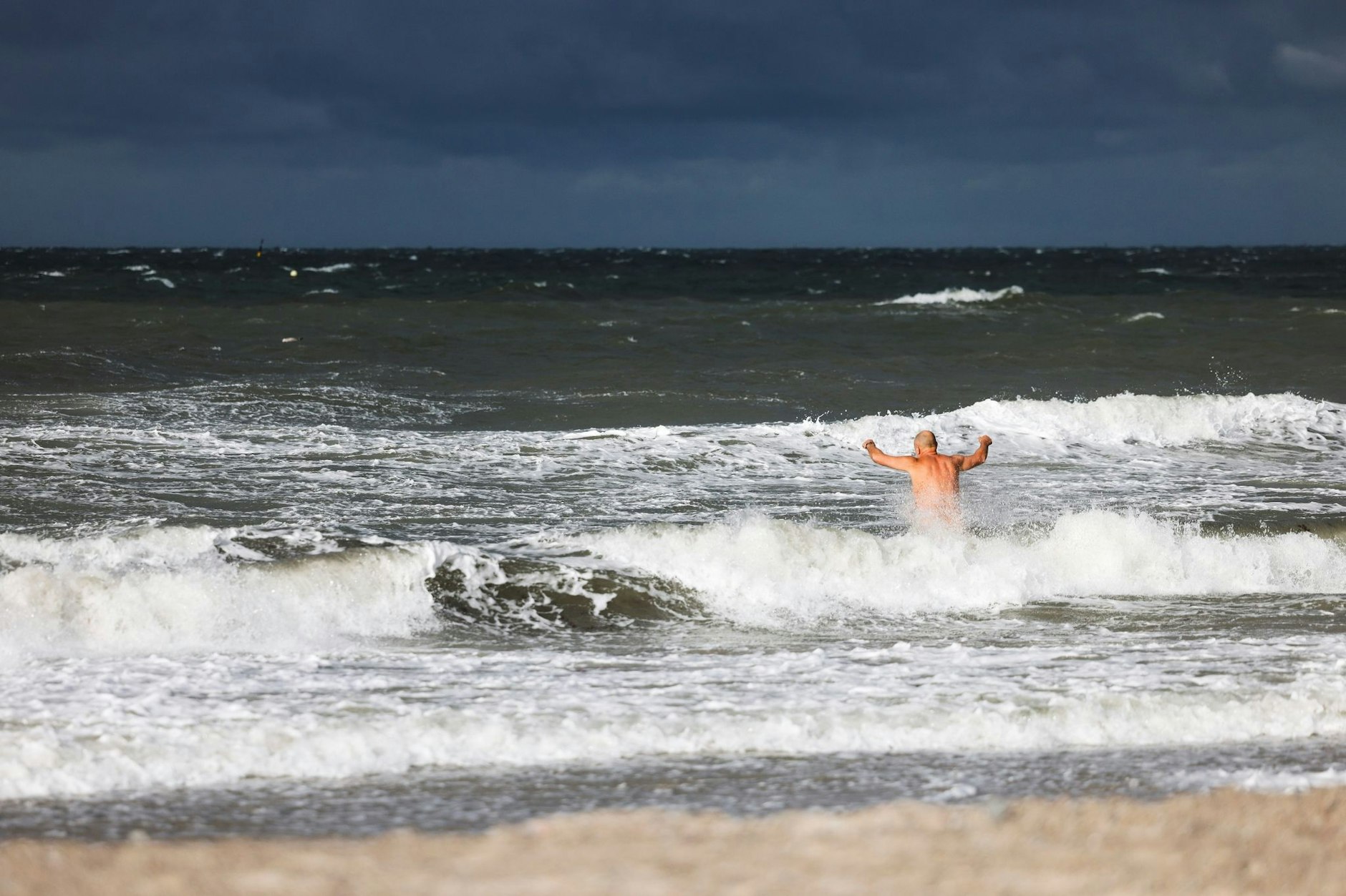 Viele Badende haben wohl schon einmal in die Ostsee gepinkelt. Aber: Kann das als Belästigung anderer Menschen gewertet werden?
