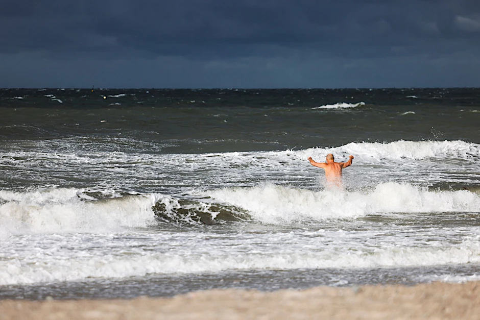 Viele Badende haben wohl schon einmal in die Ostsee gepinkelt. Aber: Kann das als Belästigung anderer Menschen gewertet werden?