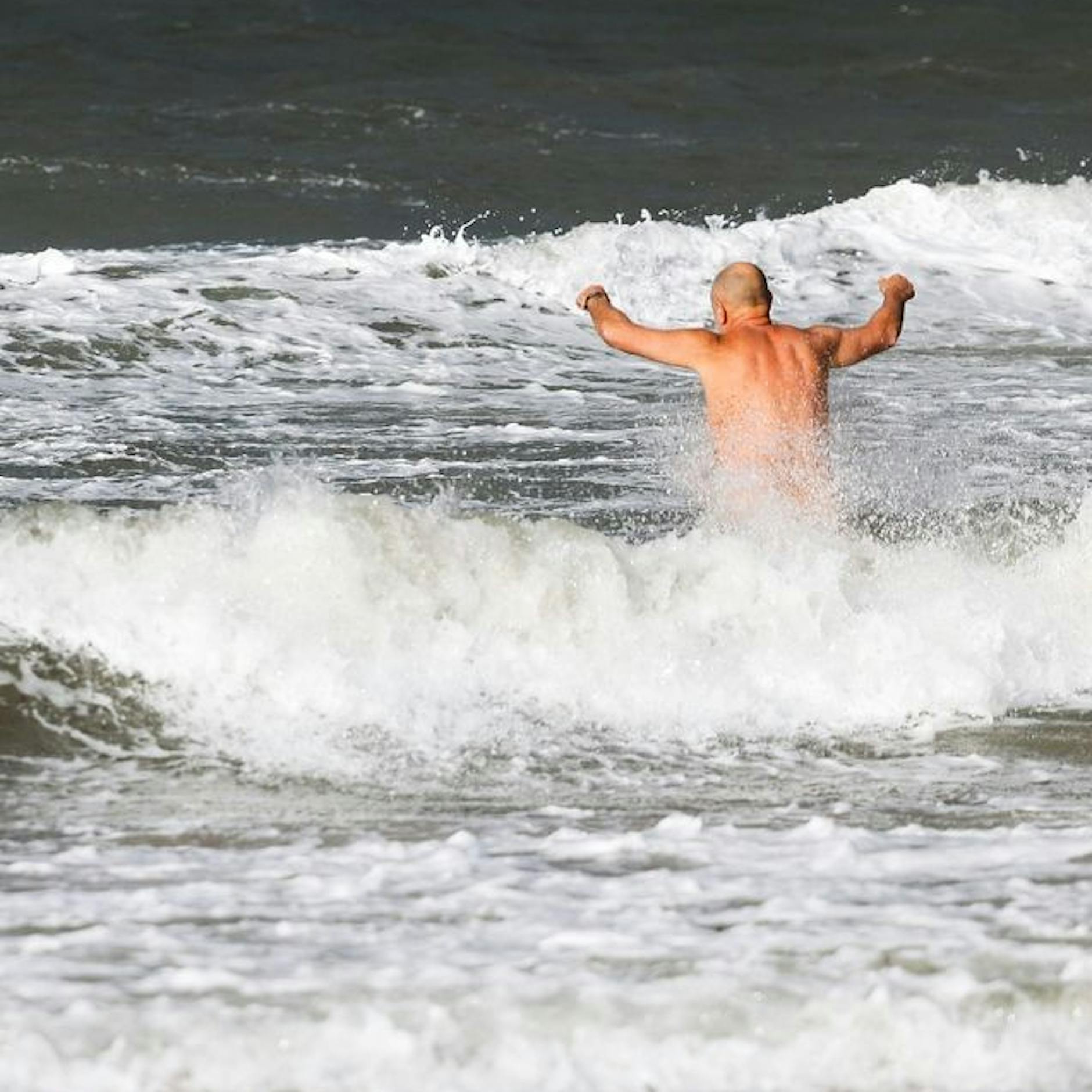 Pipi-Prozess: Junger Mann vor Gericht, weil er in die Ostsee pinkelte!