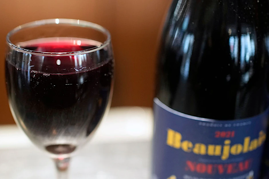 Das sprichwörtliche Gläschen Rotwein am Abend ist überhaupt nicht gesund: Am besten sei Verzicht auf Alkohol, so Suchtmediziner.