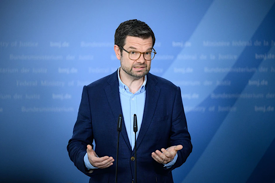 Justizminister Marco Buschmann will die Kündigung per E-Mail möglich machen.