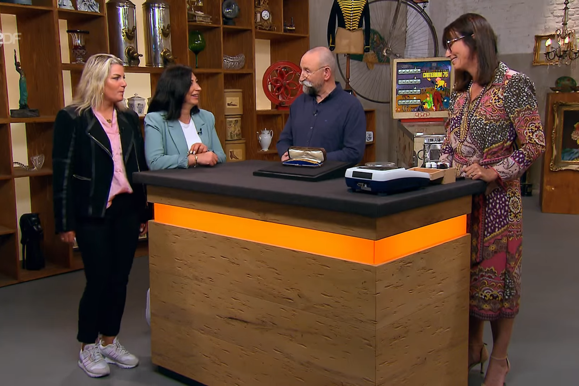 Hier lief noch alles wie geplant: Kandidatin Aynur Patan und Begleiterin Simone Bödicker bei der Expertise mit „Bares für Rares“-Moderator Horst Lichter und Expertin Heide Rezepa-Zabel.