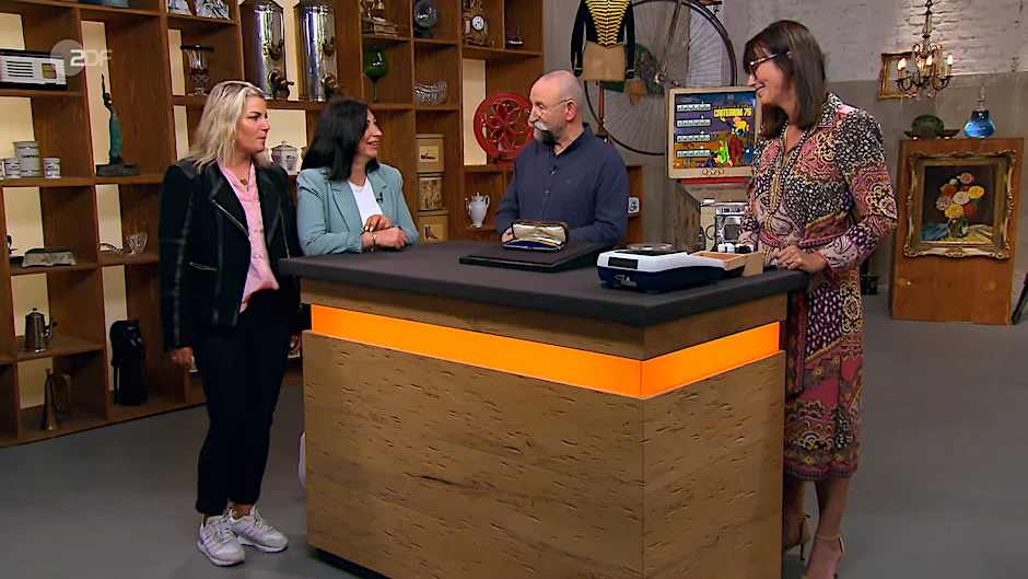 Hier lief noch alles wie geplant: Kandidatin Aynur Patan und Begleiterin Simone Bödicker bei der Expertise mit „Bares für Rares“-Moderator Horst Lichter und Expertin Heide Rezepa-Zabel.