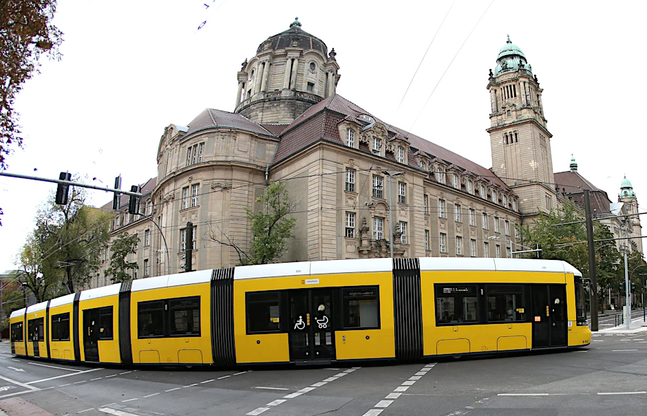 Auf der Neubaustrecke in Moabit biegt eine M10 vor dem Kriminalgericht um die Ecke.&nbsp;