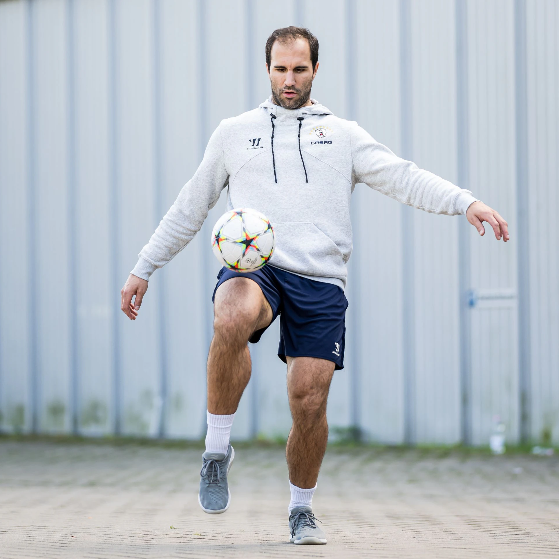 Schau an: Eisbär Patrice Cormier kann nicht nur mit dem Puck, sondern auch mit dem Ball.